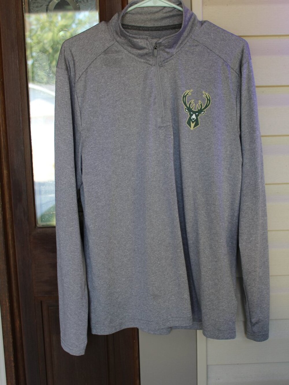 Milwaukee Bucks Men's Size L Gray Quarter Zip